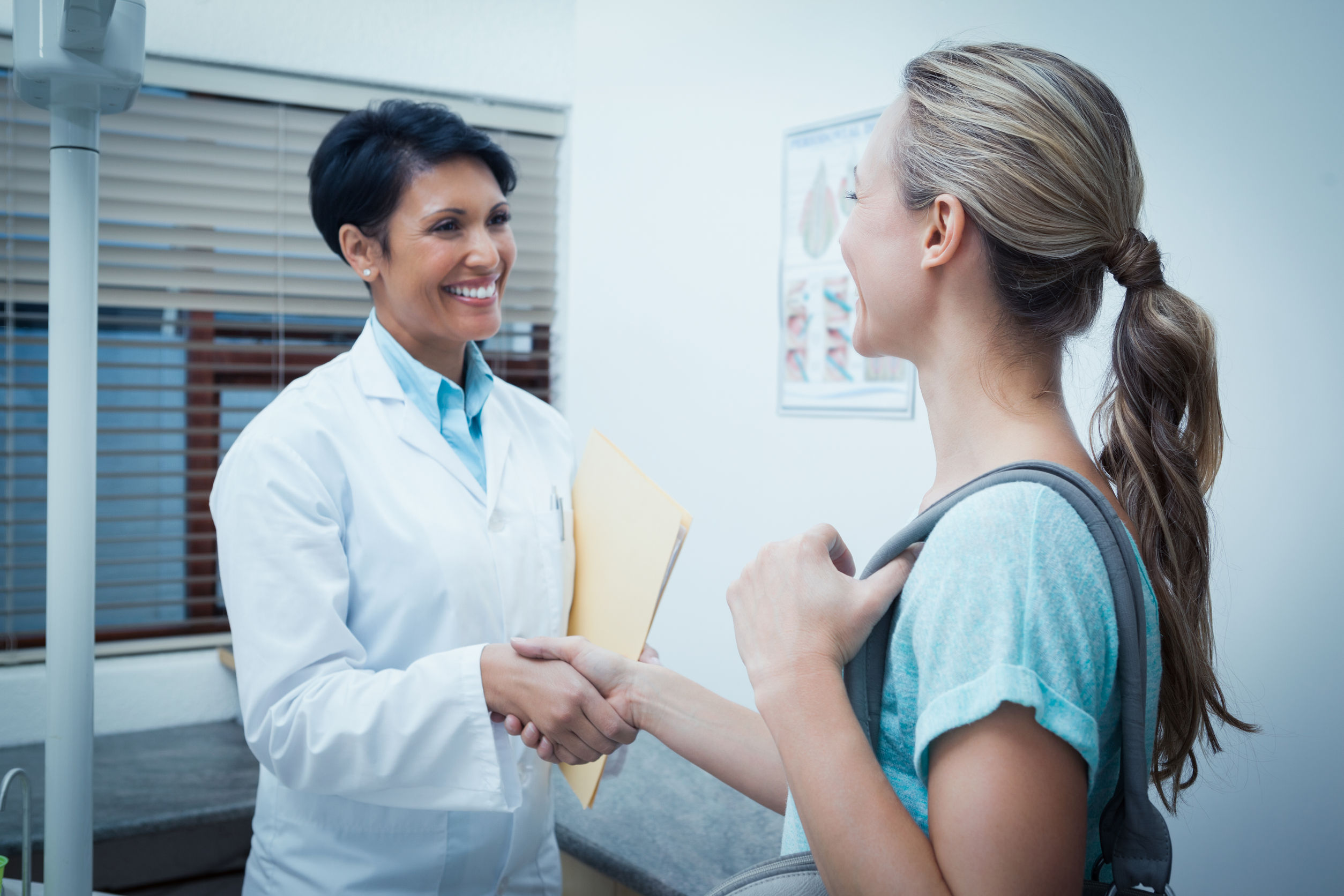 36406385 Side View Of Female Dentist Shaking Hands With Woman Bite